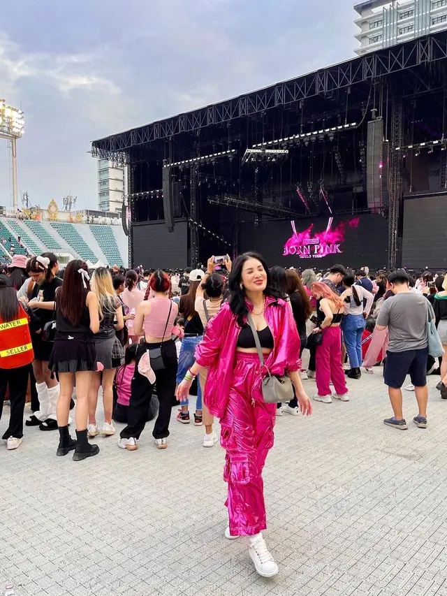 Konser Blackpink di Bangkok disaksikan artis Indonesia Nindy Ayunda (Foto: Instagram nindyayunda)