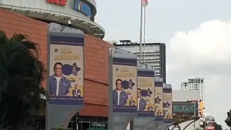 Reklame dalam bentuk videotron calon presiden (capres) nomor urut satu Anies Baswedan yang terpampang di papan iklan pusat perbelanjaan Mal Grand Metropolitan, Bekasi. (Liputan6.com/Winda Nelfira)