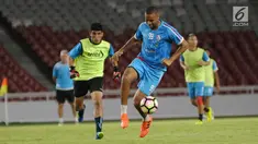 Pemain Arema saat melakukan latihan resmi jelang laga tandang melawan Persija pada lanjutan Liga 1 Indonesia 2018 di Stadion GBK, Jakarta, Jumat (30/3). Laga kedua tim akan dihelat Sabtu (31/3). (Liputan6.com/Helmi Fithriansyah)