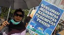 Nelayan memperlihatkan poster berisi penolakan reklamasi Teluk Jakarta di kawasan Muara Angke, Jakarta, Rabu (2/12). Mereka menolak keras proyek reklamasi pulau G karena dapat menghilangkan sumber kehidupan para nelayan. (Liputan6.com/Gempur M Surya)