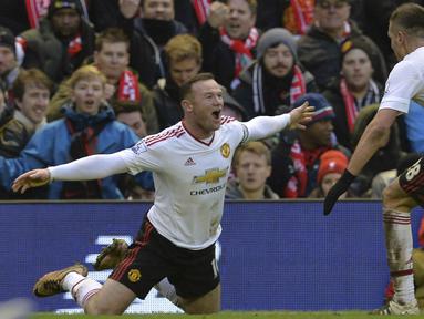 Pemain Manchester United, Wayne Rooney (kiri) merayakan gol yang dicetaknya saat laga melawan Liverpool di Stadion Anfield, Liverpool, (17/1/ 2016).  (AFP Photo/Paul Ellis)