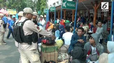 Polres Metro Jakarta Barat menurunkan tim khusus mengamankan pemudik di terminal Kalideres.