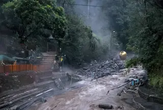 Banjir Bandang Terjang Wisata Air Panas Guci Tegal