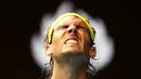 Ekspresi petenis Spanyol, Rafael Nadal, saat bertanding melawan rekannya, Fernando Verdasco, dalam babak pertama turnamen tenis Australia Terbuka 2016 di Melbourne Park, Australia, (19/1/2016). (Reuters/Thomas Peter)