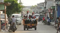 Aktivitas sejumlah anak yang tinggal di Kampung Dadap, Tangerang, Rabu (18/5). Dahulu, kawasan itu merupakan perkampungan nelayan karena letaknya yang dekat dengan pantai utara Jawa dan ramainya pendatang. (Liputan6.com/Gempur M Surya)