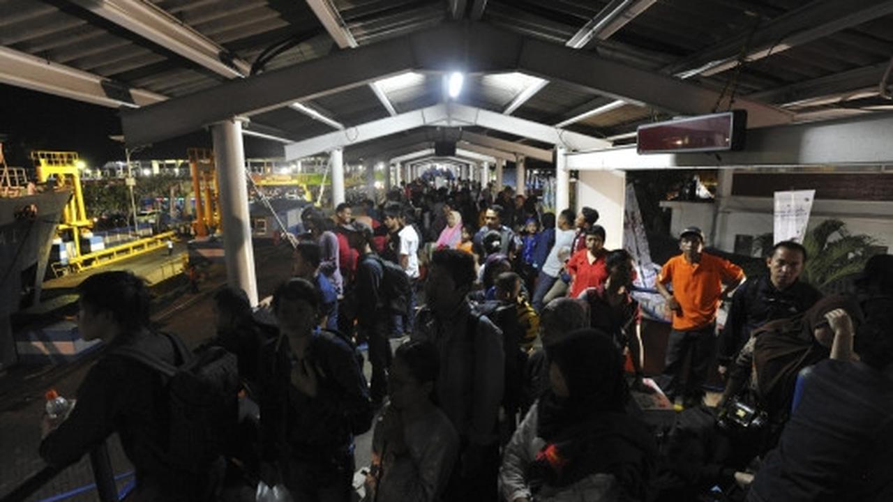 Ratusan pemudik padati Pelabuhan Merak