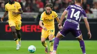 Luka Modric dari AC Milan melewati Hans Nicolussi Caviglia dari Fiorentina dalam pertandingan Serie A di San Siro, 19 Oktober 2025. (AP Photo/Luca Bruno)