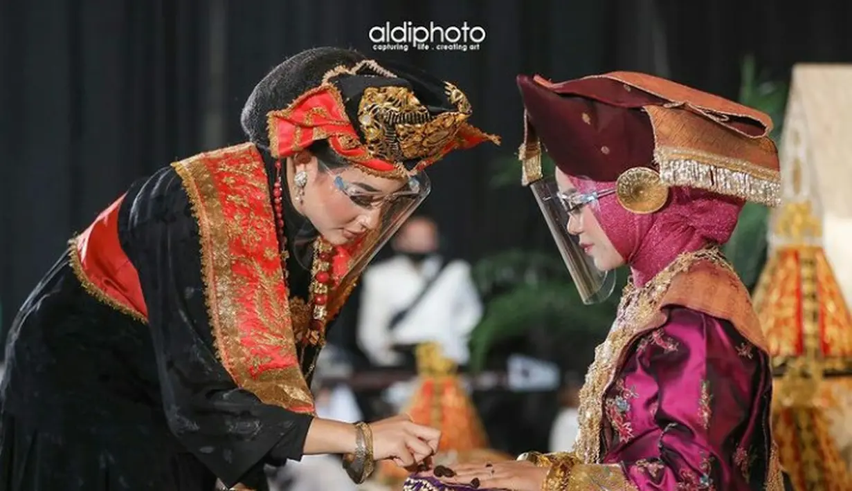 Calon istri Rizky Billar ini juga mempercantik kuku jarinya dengan tumbukan daun pacar merah atau Inai di seluruh kuku jari tangannya. (Instagram/aldiphoto).