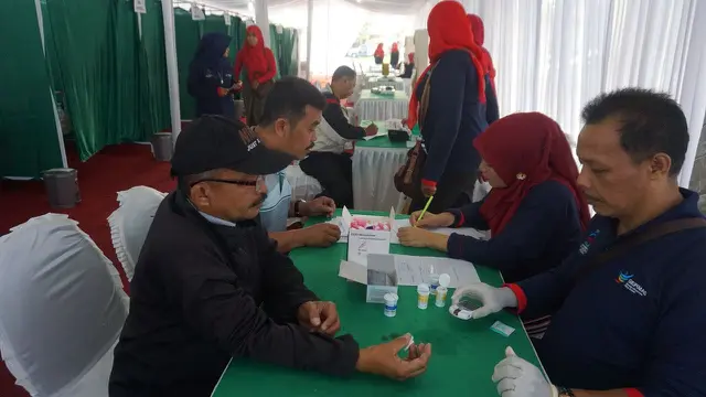 Stand pemeriksaan kesehatan dalam rangka Hari Pers Nasional di Padang (Sumber : Biro Komunikasi dan Pelayanan Masyarakat Kemenkes RI)