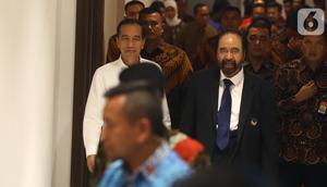 Presiden Joko Widodo atau Jokowi (kiri) didampingi Ketua Umum Partai Nasdem Surya Paloh (kanan) saat menghadiri perayaan ulang tahun ke-8 Partai Nasdem di JIExpo, Jakarta, Senin (11/11/2019). Surya Paloh menyambut langsung kedatangan Jokowi di HUT Nasdem. (Liputan6.com/Angga Yuniar)