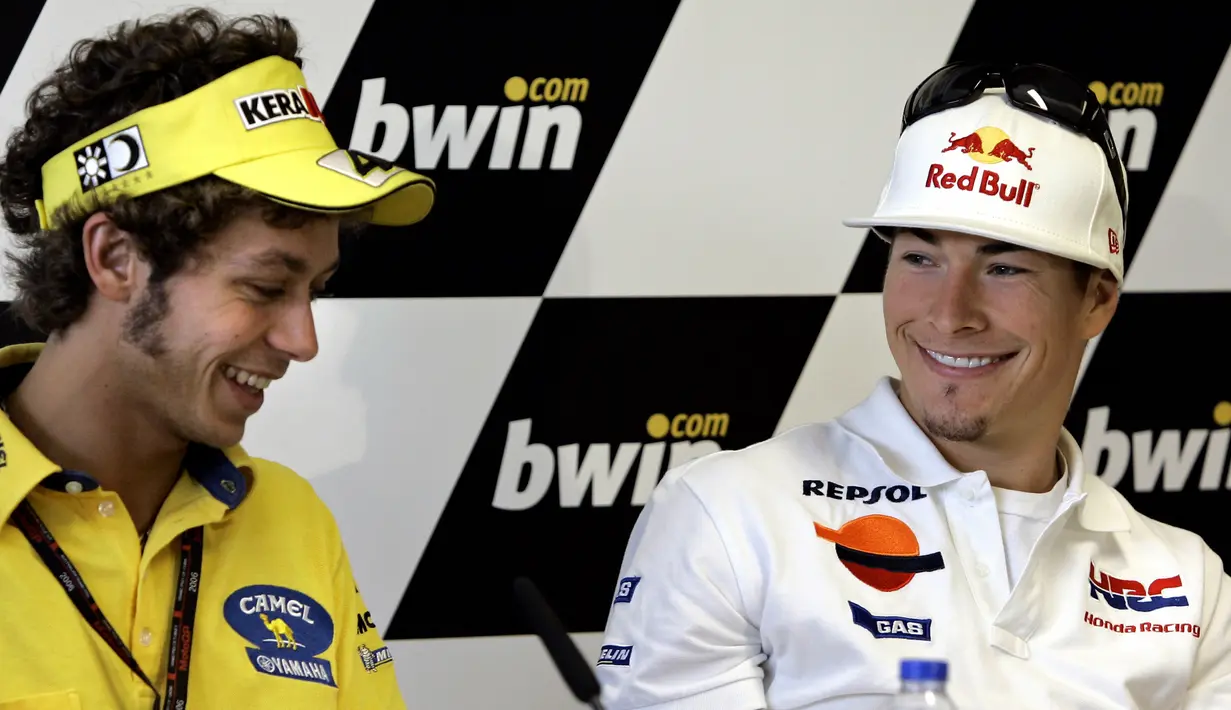 Pembalap Honda Nicky Hayden (kanan) bersama Valentino Rossi dari Yamaha saat konferensi pers jelang MotoGP Portugal, di Estoril, Kamis (12/10/2006). (AP Photo / Armando Franca)