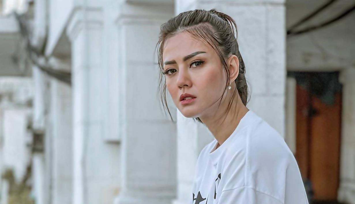 Kini tampil di layar kaca membawakan acara musik, Nita Gunawan pun kerap tampil langsung di hadapan penonton. Beberapa kali ia pun abadikan potretnya bersama para host lain seperti Ruben Onsu dan Raffi Ahmad dalam acara Carnaval SCTV. Tampil memesona dengan paras cantiknya ia pun kerap menuai pujian. (Liputan6.com/IG/@nitagunawan09)