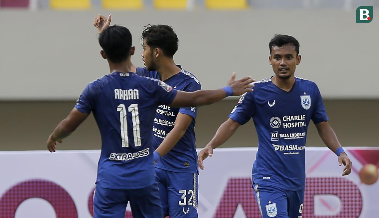 Para pemain PSIS Semarang merayakan gol pertama ke gawang Persikabo 1973 yang dicetak striker Farrel Arya (tengah) dalam laga matchday ke-2 Grup A Piala Menpora 2021 di Stadion Manahan, Solo, Kamis (25/3/2021). (Bola.com/Arief Bagus)