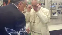Paus Fransiskus 'Kabur' dari Vatikan, Beli Kacamata (Reuters)