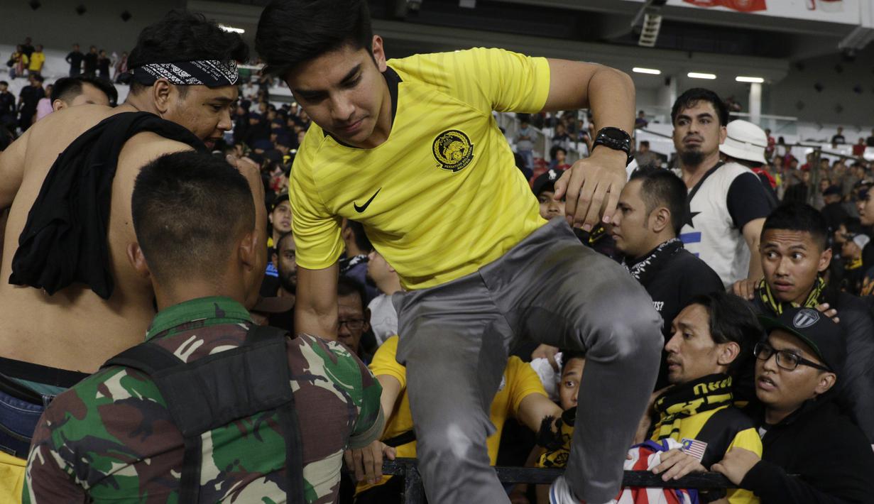 Menpora Malaysia, Syed Saddiq, dievakuasi karena serangan suporter Timnas Indonesia saat laga Kualifikasi Piala Dunia 2022 di SUGBK, Jakarta, Kamis (5/9). (Bola.com/Vitalis Yogi Trisna)