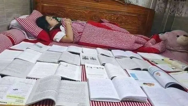 potret kocak pelajar saat kerjakan tugas