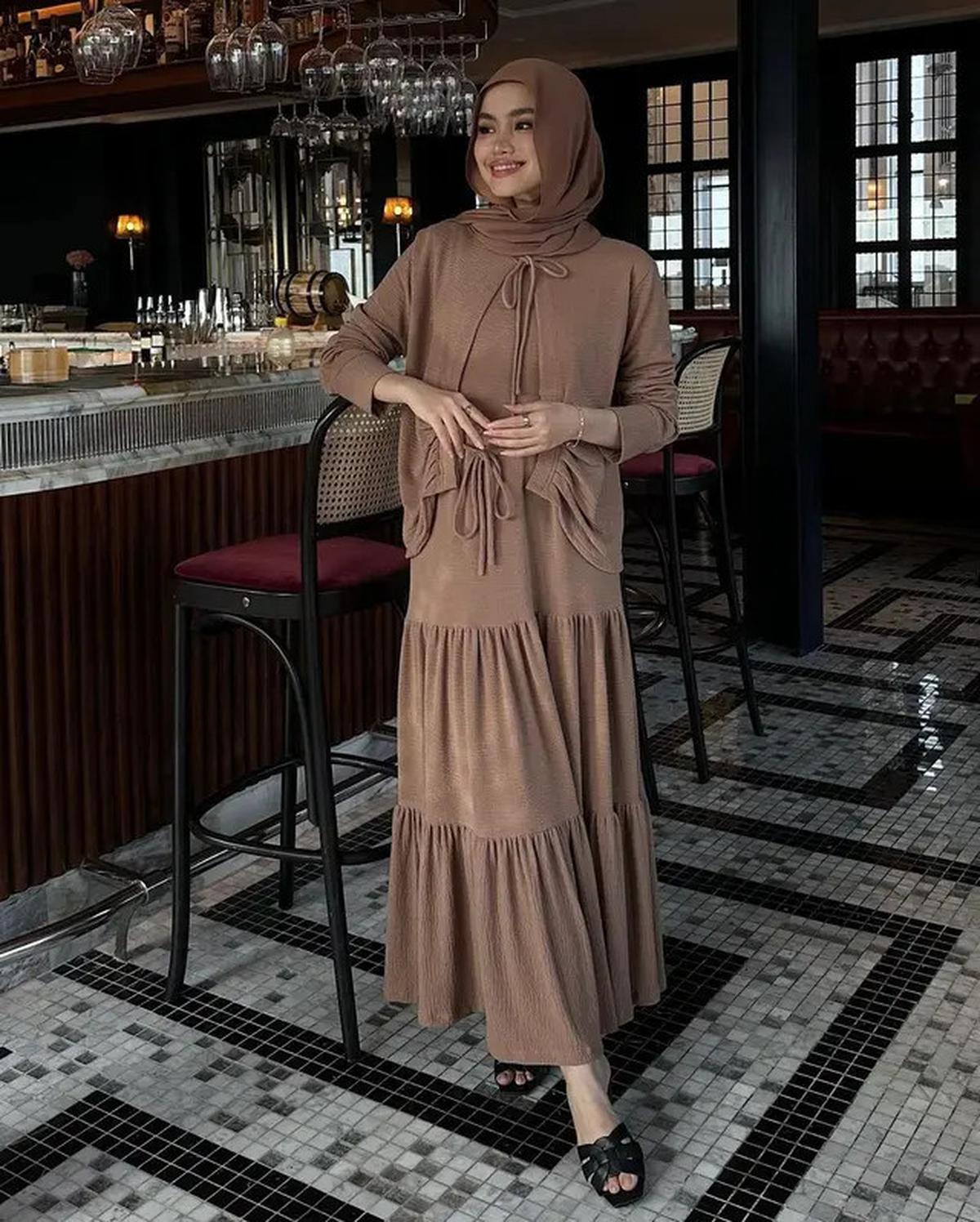 Trik Padu Padan Hijab Coklat, 5 Warna Baju yang Tampak Hangat dan Menawan