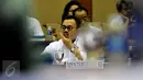 Menteri ESDM, Sudirman Said menyimak keterangan Komisi VII saat membahas divestasi saham PT Freeport Indonesia, Blok Masela, Blok Mahakam, pengoperasian Lapindo, hingga harga gas, Jakarta, Senin (25/1/2016). (Liputan6.com/Johan Tallo)