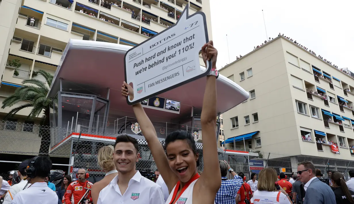 Seorang gadis grid berpose menjelang perlombaan Formula Satu, di arena pacuan kuda Monaco, di Monaco, di Monaco, (27/5). (AP Photo / Luca Bruno)
