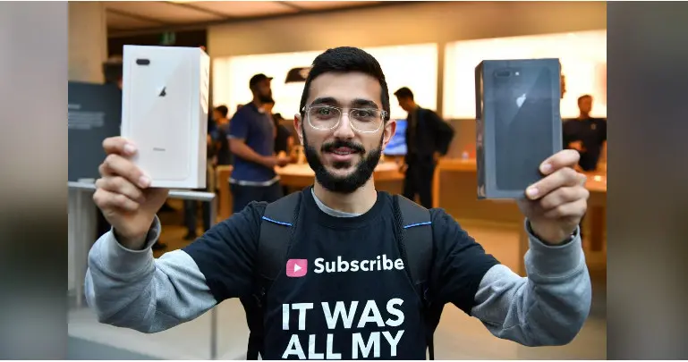 	Pembeli pertama iPhone 8, Mazen Kourouche yang mengantre selama 11 hari di depan Apple Store Sydney, Australia. (AAP/ Joel Carrett)