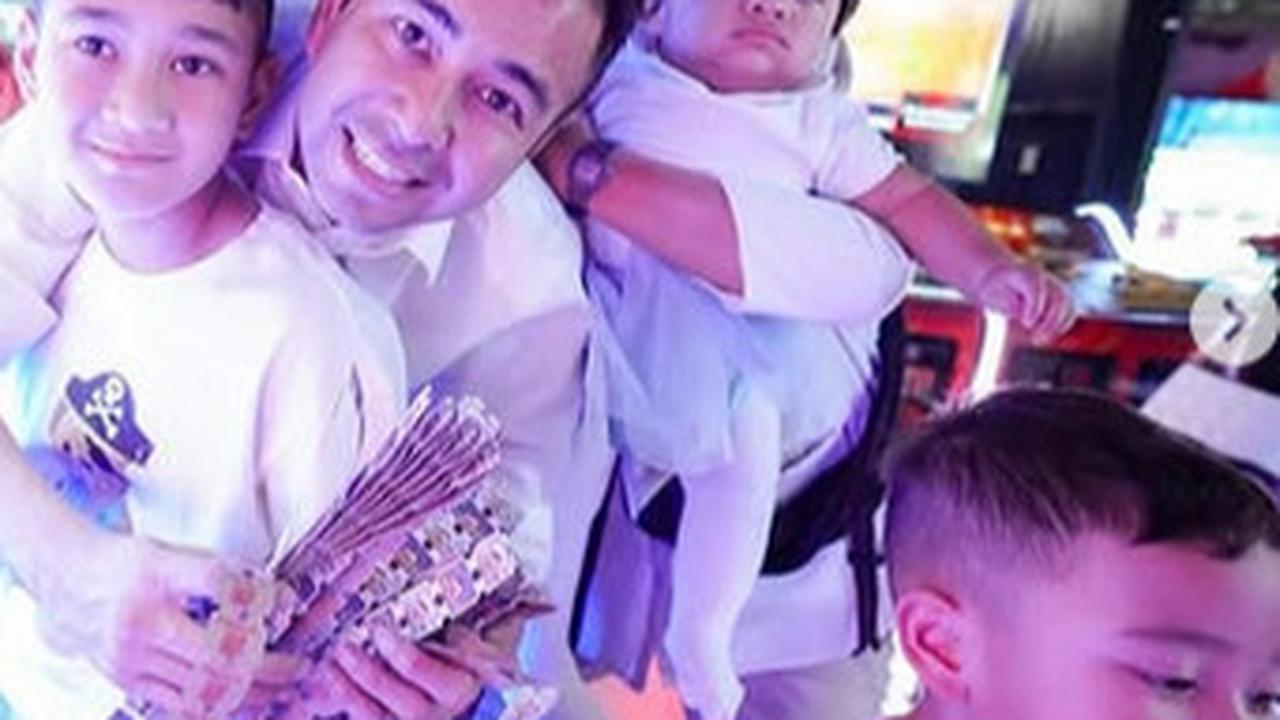 Potret Raffi Ahmad Hangout Bareng Ketiga Anaknya Tanpa Nagita Slavina di Mal, Disebut Trendsetter Buat Para Papa Muda