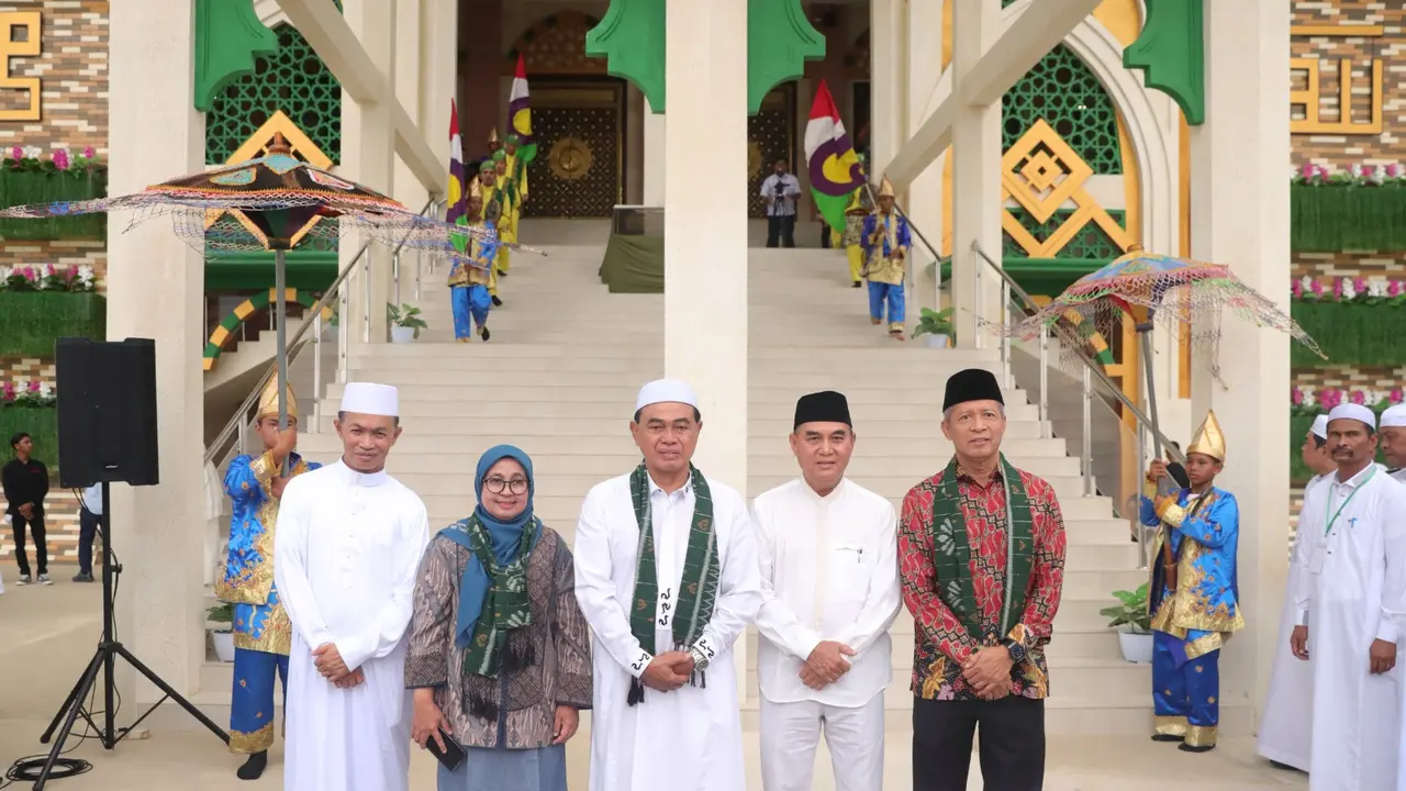 Wakaf ratusan mushaf  PT Borneo Indobara diterima oleh Bupati Tanah Bumbu, HM Zairullah Azhar ini berlangsung selepas peresmian Masjid Apung Ziyadatul Abrar di Pantai Pagatan Kabupaten Tanah Bumbu, Minggu (26/11/2023). (Dok Sinar Mas)