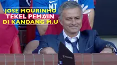 Aksi jahil Jose Mourinho melakukan tekel pada pemain di laga amal UNICEF antara tim sisa dunia vs bintang Inggris di Stadion Old Trafford.