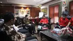 Ketua KPU Pusat, Husni Kamil Manik (kedua kiri) menerima Sekjen PDIP, Hasto Kristiyanto di kantor KPU, Jakarta, Selasa (12/5/215). Pertemuan untuk memberikan dukungan kepada KPU jelang Pilkada Serentak Desember 2015 nanti. (Liputan6.com/Helmi Afandi)