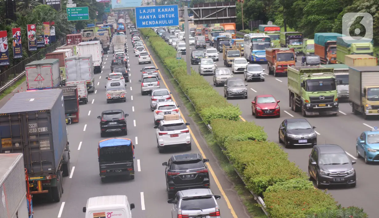 Sejumlah truk melintasi ruas jalan tol Tangerang-Jakarta, Kota Tangerang, Banten, Rabu (2/3/2022). Asosiasi Pengusaha Indonesia (Apindo) mengusulkan pemberlakuan penuh kebijakan bebas truk kelebihan muatan (over dimension overload/ODOL) diundur menjadi tahun 2025. (Liputan6.com/Angga Yuniar)