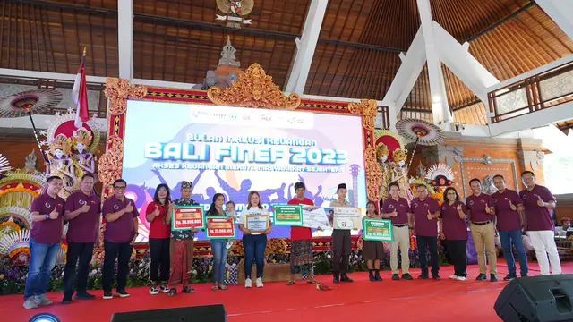 Wakil Ketua Dewan Komisioner OJK, Mirza Adityaswara, meluncurkan Kredit/Pembiayaan Sektor Prioritas (KPSP) Pertanian Kepada Petani Padi pada acara Bali Financial Experience Festival (BALI FINEF) 2023 di Gedung Mario Kabupaten Tabanan. (Dok OJK)