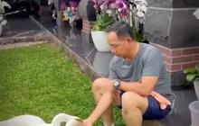 ⁠Gaya Santai Panglima TNI Agus Nikmati Akhir Pekan Bareng Tiga Angsa Kesayangan