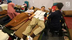 Presdir AXA Mandiri Jean-Philippe Vandenschrick mendonorkan darah pada acara CR Week 2018 di Jakarta, Selasa (26/6). PMI menargetkan hingga 4,5 juta kantong darah sesuai dengan kebutuhan darah nasional. (Liputan6.com/Fery Pradolo)