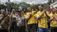 Kapolri, Tito Karnavian, bersama pemain Bhayangkara FC merayakan gelar juara di PTIK, Jakarta, Selasa (12/12/2017). Menjadi juara Liga 1, pemain dan official Bhayangkara mendapatkan penghargaan dari Polri. (Bola.com/Vitalis Yogi Trisna)