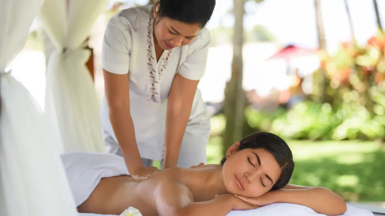 Memanjakan Diri dengan Pijat Tradisional Bali di The Laguna Resort & Spa