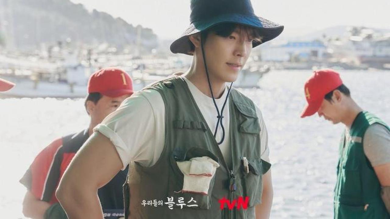 Pesona Kim Woo-bin dalam Our Blues, Makin Tampan dan Berkharisma