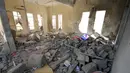 Kondisi bagian dalam bangunan penjara al-Zaydiyah yang hancur terkena serangan jet tempur koalisi pimpinan Arab Saudi di kota Hodeidah, Yaman, Minggu (30/10). Penjara tersebut berisi 84 tahanan ketika serangan terjadi. (REUTERS/Abduljabbar Zeyad)