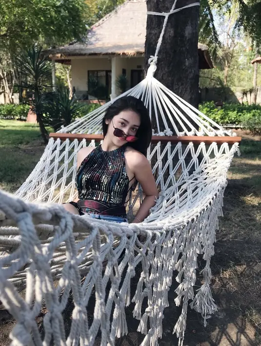 Meski memiliki segudah kesibukka, Ranty Maria selalu menyempatkan waktu untuk berlibur. Kali ini pesinetron cantik ini tampak duduk bersantai di atas hammock. Gaya simpel dengan kacamata itu membuatnya semakin kece. (Liputan6.com/IG/@rantymaria)