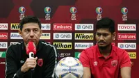 Bek PSM Makassar, Abdul Rahman Sulaiman (kanan) meminta dukungan seluruh masyarakat Indonesia pada leg kedua semifinal zona ASEAN Piala AFC 2019. (Bola.com/Abdi Satria)