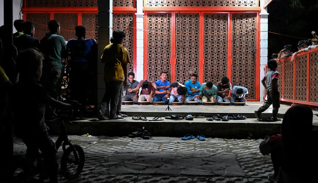 Pemuda mengikuti gladi bersih tari Rapa'i Geleng, menggunakan rebana tradisional, di desa ekowisata Nusa di Lhoknga, provinsi Aceh (31/8/2021). (AFP/Chaideer Mahyuddin)