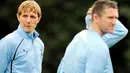 Striker Tottenham Hotspur Roman Pavlyuchenko (kiri), dan rekannya Robbie Keane (kanan) di sesi latihan tim di London, 1 November 2010, jelang laga Liga Champions lawan Inter Milan. AFP PHOTO / GLYN KIRK 
