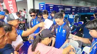 Arai Agaska Diserbu Fans saat Pit Lane Walk (Liputan6.com/Hans Bahanan)