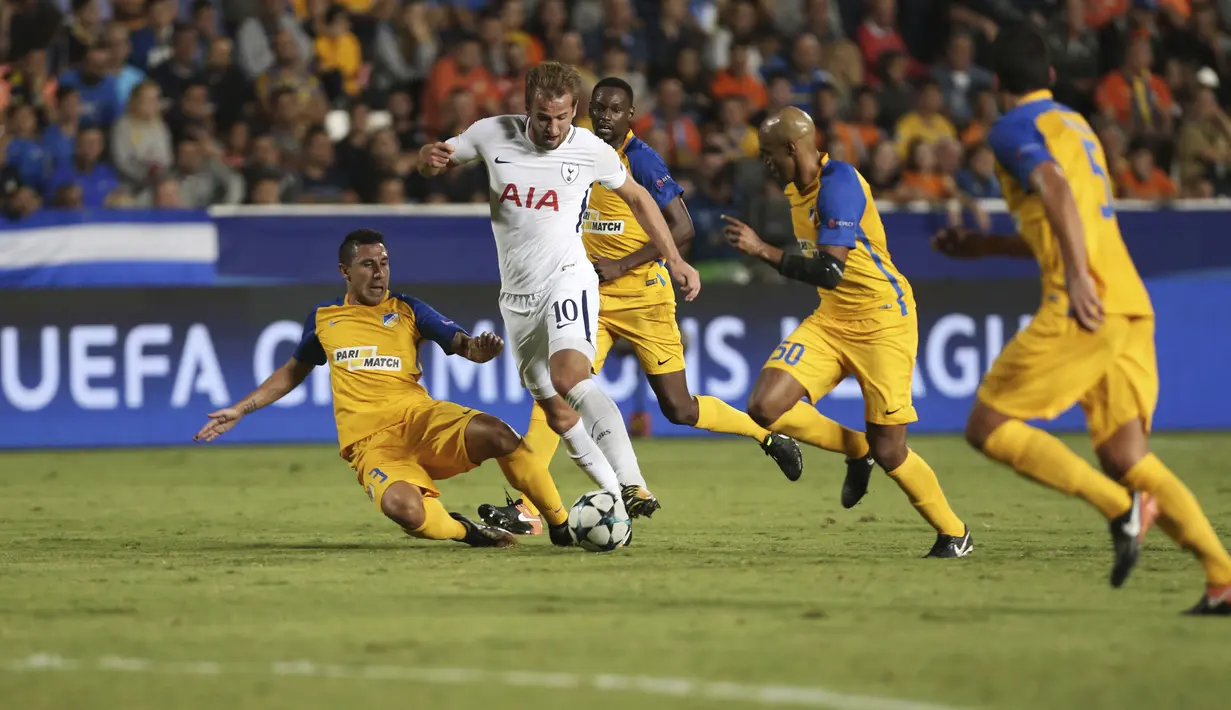 Aksi Harry Kane (2kiri) melewati adangan para pemain APOEL Nicosia pada laga grup H Liga Champions di GSP stadium,  Nicosia, Siprus, (26/9/2017). Tottenham menang 3-0. (AP/Petros Karadjias)