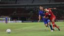 <p>Bek Timnas Indonesia U-20, Dony Tri Pamungkas (kanan) berusaha melepaskan diri dari kawalan bek Thailand U-20, Jirapol Sae Lio pada laga uji coba internasional di Stadion Utama Gelora Bung Karno (SUGBK), Senayan, Jakarta, Jumat (26/1/2024) malam WIB. (Bola.com/M Iqbal Ichsan)</p>