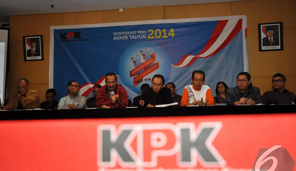 Abraham Samad menjelaskan KPK memiliki banyak pekerjaan rumah (PR) yang harus segera diselesaikan saat menggelar konferensi pers di Gedung KPK, Jakarta, Senin (29/12/2014). (Liputan6.com/Miftahul Hayat) 