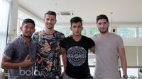 Pemain Mitra Kukar, Zikri Akbar (kiri) bersama para pemain asing Mitra Kukar di Yogyakarta, (5/2/2017). (Bola.com/Nicklas Hanoatubun)