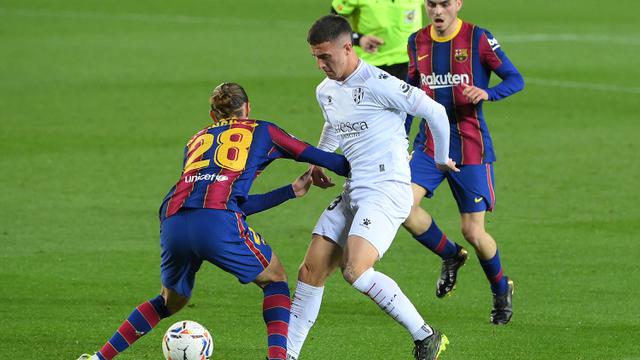 FOTO: Menang 4-1 atas SD Huesca, Barcelona Gusur Real Madrid dari Posisi 2 - Pablo Maffeo