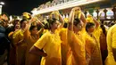 Umat Hindu membawa pot susu dalam prosesi berjalan menuju Kuil Sri Subramaniar Swamy pada perayaan Thaipusam di Batu Caves, Kuala Lumpur, Malaysia, Minggu (5/2/2023). Thaipusam, yang dirayakan untuk menghormati Dewa Murugan, adalah acara tahunan umat Hindu untuk mencari berkah, memenuhi sumpah, dan mengucapkan terima kasih. (AP Photo/Vincent Thian)