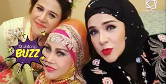 Ratu dangdut Elvy Sukaesih belakangan ini tengah menjadi perhatian publik setelah ketiga anaknya ditangkap oleh kepolisian terkait narkoba.