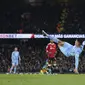 Bek Manchester City Joao Cancelo melakukan tendangan tendangan akrobatik saat menghadapi Manchester United (MU) dalam laga pekan ke-28 Liga Inggris 2021/2022, Minggu malam (6/3/2022) di Etihad Stadium. Manchester City menang telak 4-1 atas MU. (AP Photo/Jon Super)