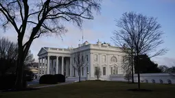 Bendera di Gedung Putih berkibar setengah tiang untuk menghormati 500.000 orang Amerika yang meninggal karena COVID-19, di Washington D.C. Senin (22/2/2021). Hingga berita ini diunggah, virus corona di AS sudah merenggut 500.071 nyawa. (AP Photo/Evan Vucci)